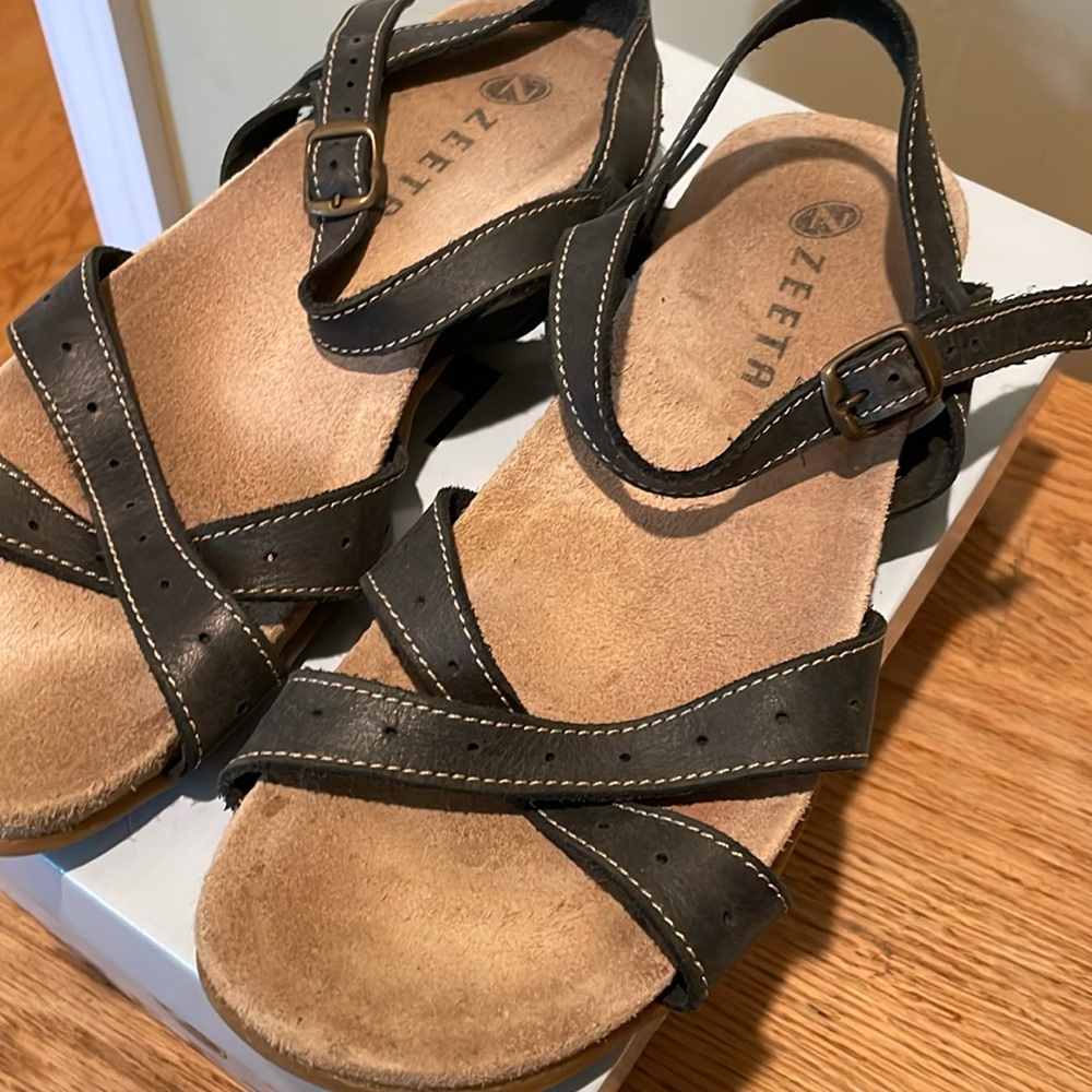 Ladies black strap Zeeta brand sandals. Good condition, leather. Size 39